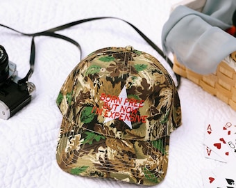 Geboren frei, aber jetzt bin ich teuer Camo Hat | Bestickte Mütze | Sommer Trucker Hut | Landhaus Outfit | Landhausmütze | 4.Juli |