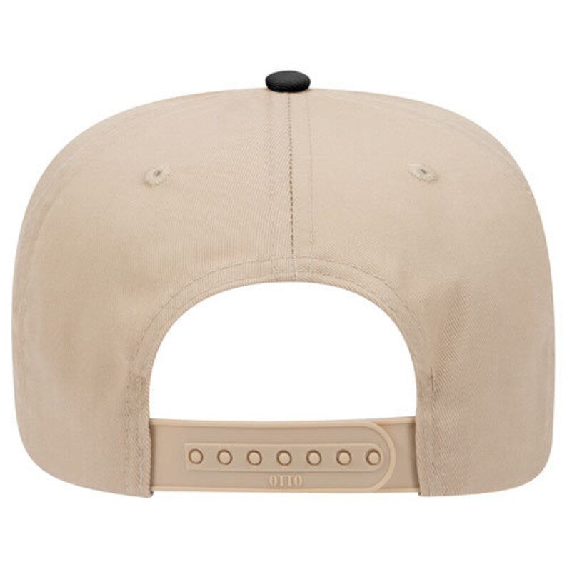 Op de afbeelding: Een beige en zwarte baseballpet met een zwarte verstelbare band en het woord "OTTO" gedrukt op de band.