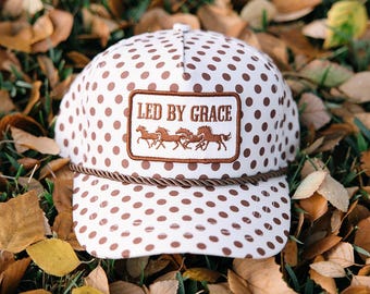 Czapka z naszywką Led By Grace | Czapka jesienna | Czapki na jesień | Jesień | Modne czapki | Prezenty dla niej | Prezenty dla mamy | Czapka dla mamy | Czapka w groszki |