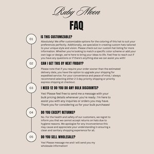 Op de afbeelding: Een witte FAQ-pagina met zwarte tekst en nummers. De pagina somt vijf veelgestelde vragen op over custom hoeden. De vragen zijn: Is dit aanpasbaar?, Kan ik dit tegen volgende vrijdag krijgen?, Ik heb 12 nodig, doen jullie bulk kortingen?, Accepteren jullie retouren?, Verkopen jullie groothandel?