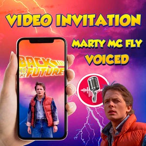 Puede incluir: Un smartphone muestra una invitación en vídeo de "Regreso al Futuro" con Marty McFly. El texto "Video Invitation", "Marty Mc Fly" y "Voiced" es visible. Un icono de micrófono también está presente, sobre un fondo eléctrico vibrante.