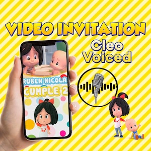 Op de afbeelding: Een smartphone-scherm met een video-uitnodiging met een cartoonfiguur. De video-uitnodiging is voor de 2e verjaardag van Ruben Nicola. De tekst "Video Invitation Cleo Voiced" wordt op het scherm weergegeven. Een microfoonpictogram wordt aan de rechterkant van het scherm weergegeven.