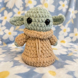 Peluche de Baby Yoda de crochet imagen 1