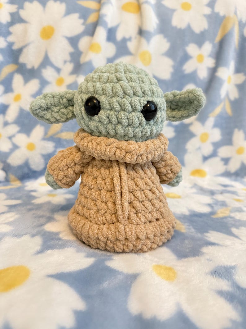 Peluche de Baby Yoda de crochet imagen 1