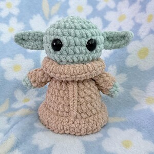 Peluche de Baby Yoda de crochet imagen 2