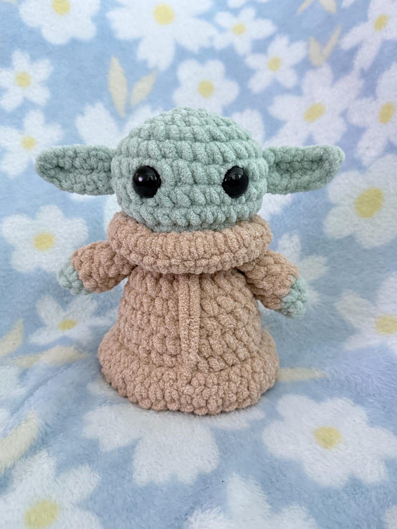 Peluche de Baby Yoda de crochet imagen 2
