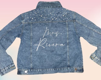 Pearl jean jacket, bride jean jacket, Mrs Denim Jacket, Personalized Jean Jacket, Bride Jacket, Bridal gift, bridal jean jacket pearls