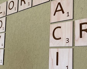 Litery Scrabble do dekoracji ściennych | Litery ścienne | Sztuka ścienna Scrabble | Spersonalizowane płytki Scrabble | Niestandardowe drewniane litery Scrabble