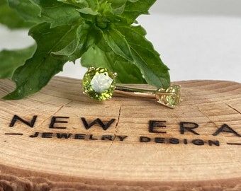 14 karat solid gold natural green peridot belly button ring. Green naval ring round multifaceted natural gemstones