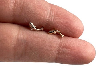 Oro de 14 quilates Koi Fish Cartílago Pendiente, alfiler de la nariz, joyería corporal cartílago hélice daith lóbulo de la concha y piercing Tragus