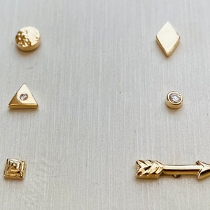 14 karats guld dermala alternativ Pil, bezel cz, diamantform, platt hamrad cirkel, triangel cz, pyramid 1,2 mm Anpassningsbar ind/set