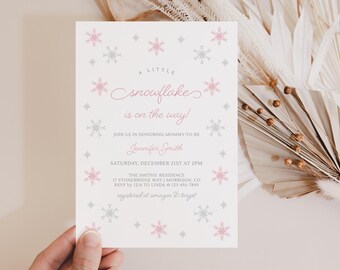 Könnte beinhalten: Eine weiße, rechteckige Einladungskarte für eine Babyparty mit rosa und grauen Schneeflocken-Illustrationen. Der Text lautet: A LITTLE snowflake is on the way! JOIN US IN HONORING MOMMY-TO-BE Jennifer Smith SATURDAY, DECEMBER 21ST AT 2PM.