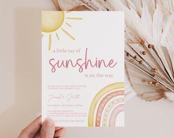Op de afbeelding: Een rechthoekige uitnodigingskaart voor een babyshower met een gele aquarelzon in de linkerbovenhoek en een pastelkleurige regenboog rechtsonder. De tekst luidt: A little ray of sunshine is on the way.
