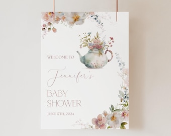 Può includere: Un cartello di benvenuto bianco per un baby shower con illustrazioni floreali ad acquerello e una teiera piena di fiori. Il testo recita: Welcome to Jennifer's Baby Shower, June 17th, 2024. Il design include tenui toni rosa, blu e verdi.