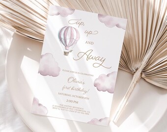 Könnte beinhalten: Eine weiße Einladungskarte mit einem Aquarell-Heißluftballon und zartrosa Wolken. Der Text lautet: Up, up AND Away, PLEASE JOIN US IN CELEBRATING Olivia's first birthday! SATURDAY, OCTOBER 8TH 2:00 PM THE SMITHS' RESIDENCE 17 STONEBRIDGE WAY | MORRISON, CO RSVP by 9/25 TO LINDA @ 123-456-7890.