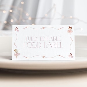 Może przedstawiać: Prostokątna biała etykieta na żywność z napisem FULLY EDITABLE FOOD LABEL cienką czcionką szeryfową. Projekt zawiera ilustracje dwóch baletnic w różowych tutu, dwóch par różowych baletek oraz różowych wstążek.