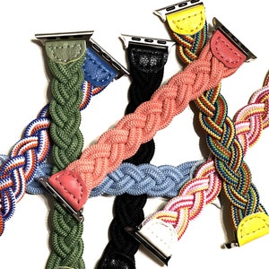 Puede incluir: Correas de reloj trenzadas en varios colores, incluyendo verde, rosa, azul y negro. Cada correa presenta un dise&ntilde;o tejido y detalles de cuero en los puntos de fijaci&oacute;n. Dise&ntilde;ado para un reloj inteligente.