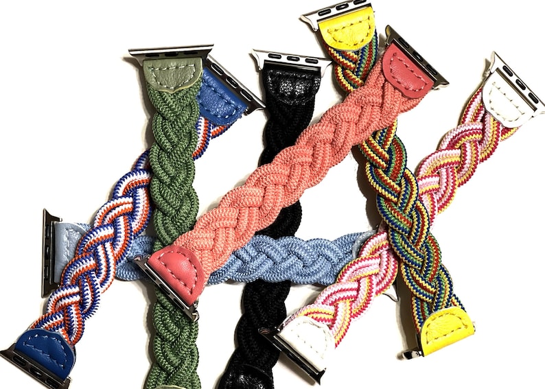 Puede incluir: Correas de reloj trenzadas en varios colores, incluyendo verde, rosa, azul y negro. Cada correa presenta un dise&ntilde;o tejido y detalles de cuero en los puntos de fijaci&oacute;n. Dise&ntilde;ado para un reloj inteligente.