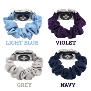 Pu&ograve; includere: Quattro cinturini per Apple Watch in diversi colori: azzurro, viola, grigio e blu navy. I cinturini sono realizzati in un materiale elastico simile a uno scrunchie.