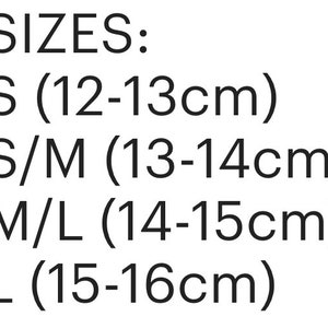 Puede incluir: Texto negro sobre fondo blanco que enumera tallas: S (12-13cm), S/M (13-14cm), M/L (14-15cm) y L (15-16cm). La palabra "TALLAS:" est&aacute; en la parte superior.