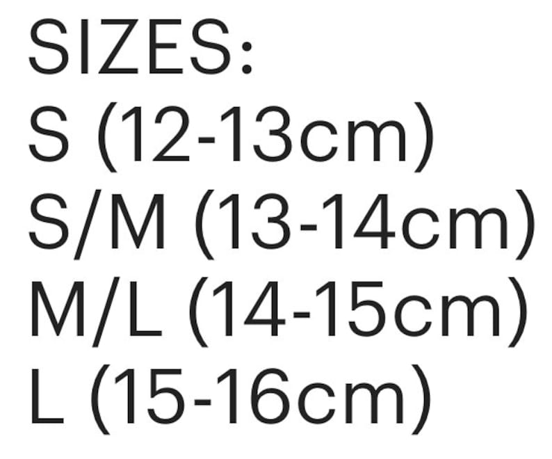 Puede incluir: Texto negro sobre fondo blanco que enumera tallas: S (12-13cm), S/M (13-14cm), M/L (14-15cm) y L (15-16cm). La palabra "TALLAS:" est&aacute; en la parte superior.
