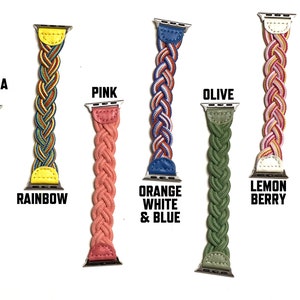 Puede incluir: Correas de reloj trenzadas en varios colores, incluyendo Azul Carolina, Arco&iacute;ris, Rosa, Naranja Blanco y Azul, Oliva, Lim&oacute;n y Negro. Cada correa presenta un dise&ntilde;o trenzado y est&aacute; etiquetada con su nombre de color.
