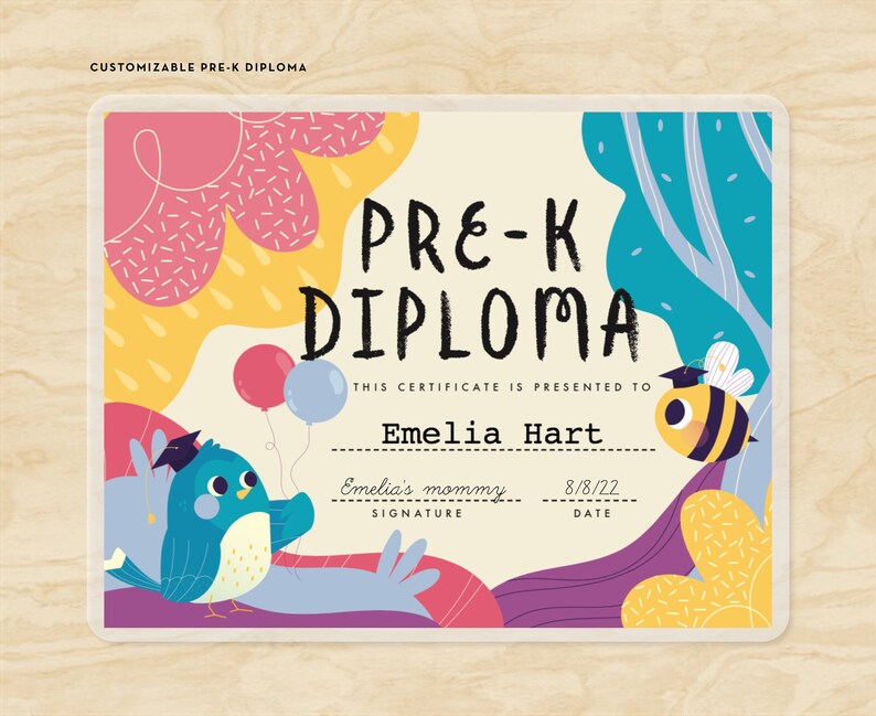K&ouml;nnte beinhalten: Ein farbenfrohes Vorschuldiplom mit einem skurrilen Design. Das Zertifikat zeigt den Text "PRE-K DIPLOMA" und enth&auml;lt einen Namen, eine Unterschrift und ein Datum. Illustrationen umfassen einen Vogel mit Abschlusskappe, Luftballons und eine Biene.