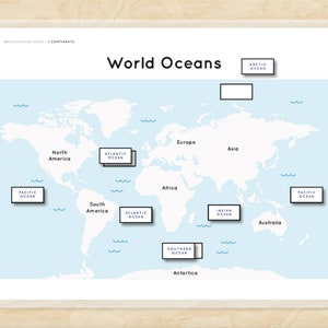 Op de afbeelding: Een wereldkaart met de namen van de continenten en de namen van de oceanen die in witte vakken zijn gelabeld. De oceanen zijn gelabeld: Noordelijke IJszee, Atlantische Oceaan, Indische Oceaan, Stille Oceaan en Zuidelijke Oceaan.