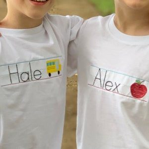 Personalisiertes Handschrift-Hemd mit blauen Fensterscheibe kariert Shorts, Wahl von Apfel oder Schulbus, Jungen Back to School Outfit, Twin Outfits