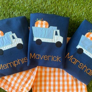 Applikationsromper eller t-shirt med pumpa- och tippbil: Broderad höstoutfit
