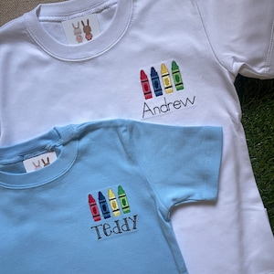Schiffe SCHNELL und KOSTENLOS - PERSONALIZED Crayon Revers Back to School Shirt - Vorschule - Ersttagsshirt - Jungen Back to School Shirt Outfit
