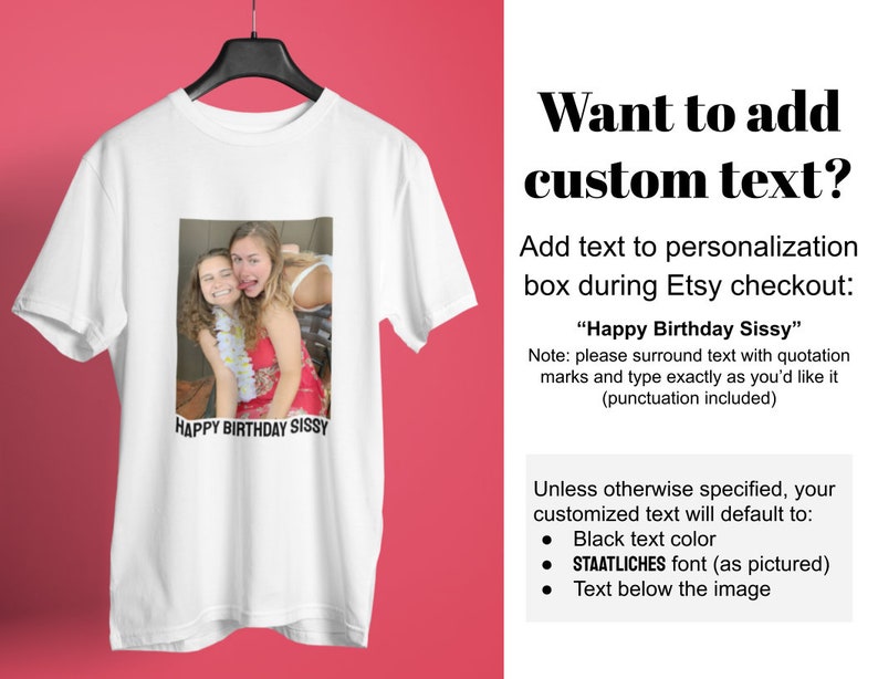 Op de afbeelding: Wit t-shirt met een foto van twee jonge vrouwen en de tekst "HAPPY BIRTHDAY SISSY" eronder. Extra tekst aan de rechterkant legt uit hoe je aangepaste tekst kunt toevoegen.
