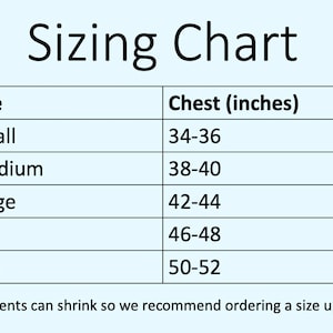Op de afbeelding: Een maattabel met de titel "Sizing Chart". De tabel toont maten van Small tot XXL, met borstmaten in inches: 34-36, 38-40, 42-44, 46-48 en 50-52. De tekst onderaan adviseert om een maat groter te bestellen.