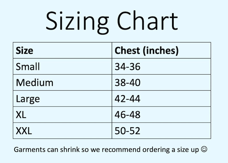 Op de afbeelding: Een maattabel met de titel "Sizing Chart". De tabel toont maten van Small tot XXL, met borstmaten in inches: 34-36, 38-40, 42-44, 46-48 en 50-52. De tekst onderaan adviseert om een maat groter te bestellen.