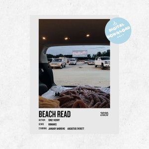 Könnte beinhalten: Eine Illustration im Stil eines Filmplakats für das Buch "Beach Read" von Emily Henry. Das Plakat zeigt ein Foto eines Autoinnenraums mit einer Decke und Kissen sowie einen Blick auf ein Autokino im Hintergrund. Der Text auf dem Plakat enthält den Titel, den Autor, das Genre, die Hauptdarsteller und das Erscheinungsjahr.