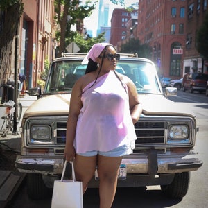 The Sonia asymmetrische roze polysatijnen top met één schouder en ring aan de schouder