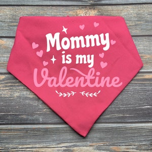 Maman est mon bandana de la Saint-Valentin pour animaux de compagnie