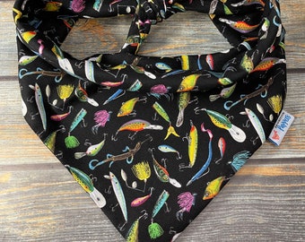 Bandana para mascotas con señuelos de pesca