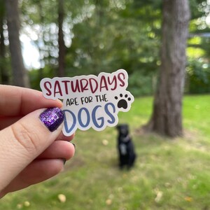 Los sábados son para el Dogs Sticker, pegatina de vinilo impermeable brillante