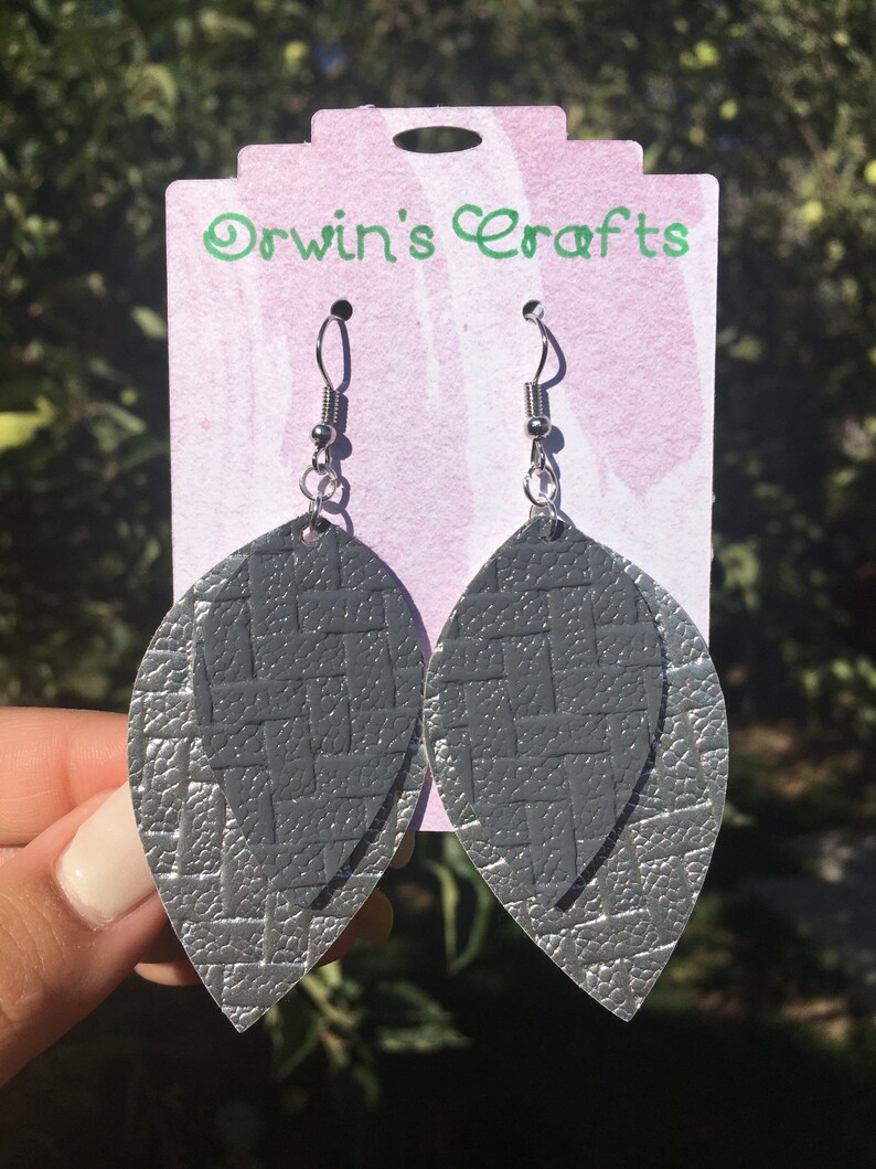 Color teardrop faux leather earrings