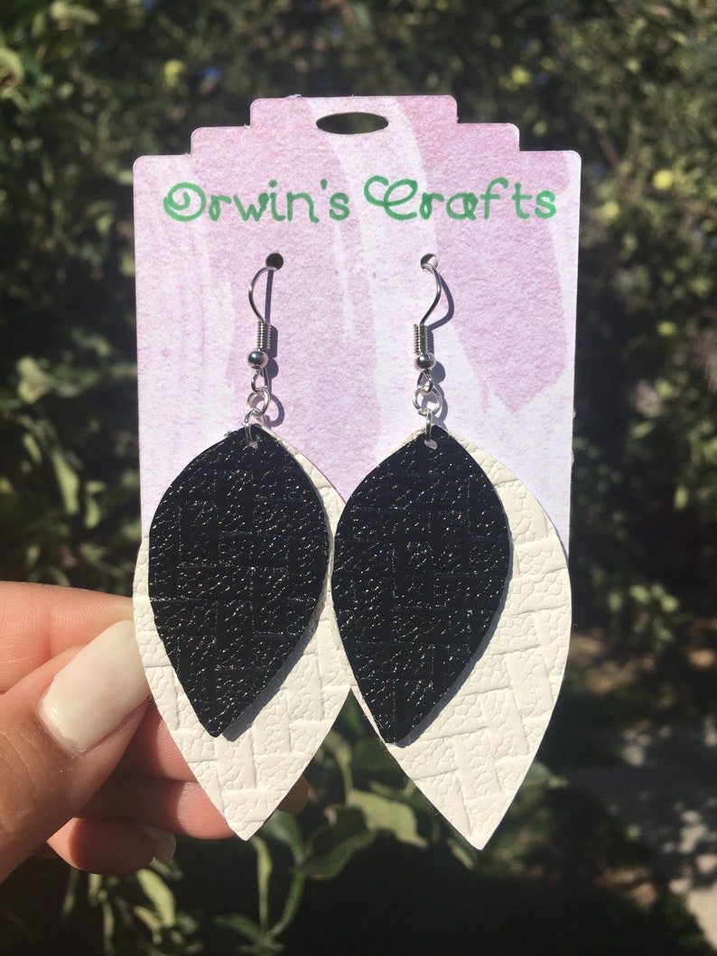 Color teardrop faux leather earrings