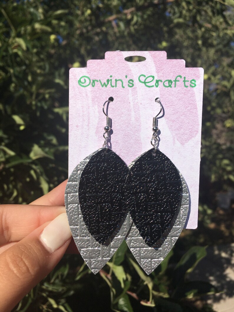 Color teardrop faux leather earrings
