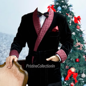 Op de afbeelding: Een zwarte fluwelen badjas met een bordeauxrode gewatteerde voering en een zwarte strik. De badjas heeft een ceintuur en een zak aan de linkerkant. De tekst "PristineCollectionIn" is zichtbaar op de badjas.