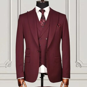 Men&#39;s Maroon Slim Fit Three Piece Suits Tuxedo Dinner Party Wear Suits Groomsmen Wedding Wear Suit Coat Pant Vest Suits For Mens