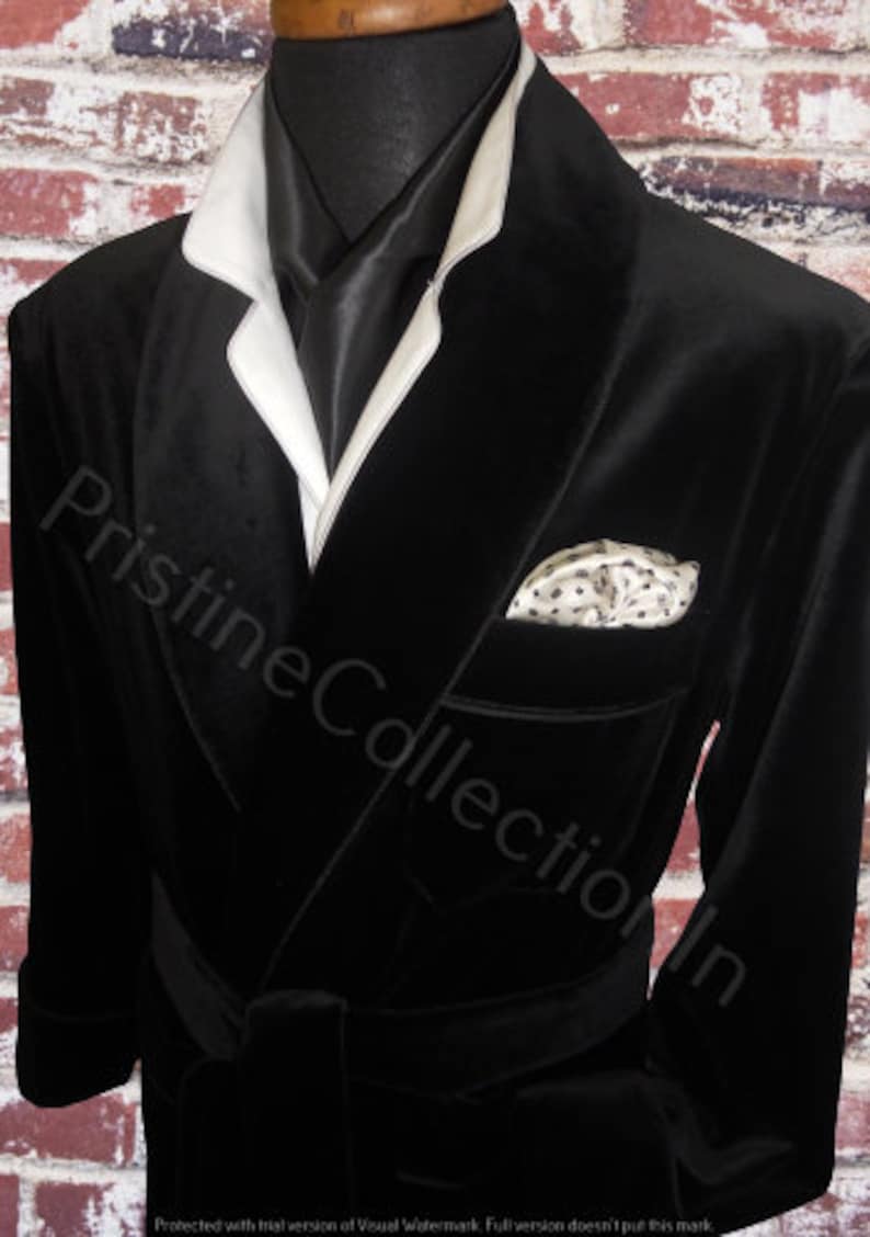 Mens Black Velvet Smoking Gown Jackets Black Gentlemans Vintage Style Lounging Robes Smoking Jackets Christmas Party Wear Smoking Jackets