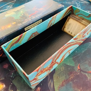 Organizer per carte da gioco realizzato per la serie Arkham Horror LCG "Return To", espansione della campagna ciclica, scatola con coperchio telescopico