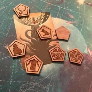 Player Investigator Slot tokens for Arkham Horror LCG, engraved in maple or walnut