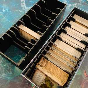 Inserto divisorio per l'organizzazione delle carte da gioco realizzato per la serie Arkham Horror LCG "Return To"