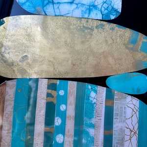 Puede incluir: Pintura abstracta con un dise&ntilde;o en capas. La pintura presenta un esquema de color azul, dorado y blanco con una variedad de texturas. La pintura est&aacute; sobre un fondo negro.