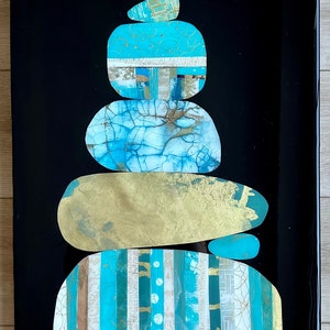 Puede incluir: Pintura abstracta de una pila de piedras azules y doradas sobre un fondo negro. Las piedras est&aacute;n superpuestas y texturizadas, con una variedad de patrones y dise&ntilde;os. La firma del artista es visible en la esquina inferior derecha.